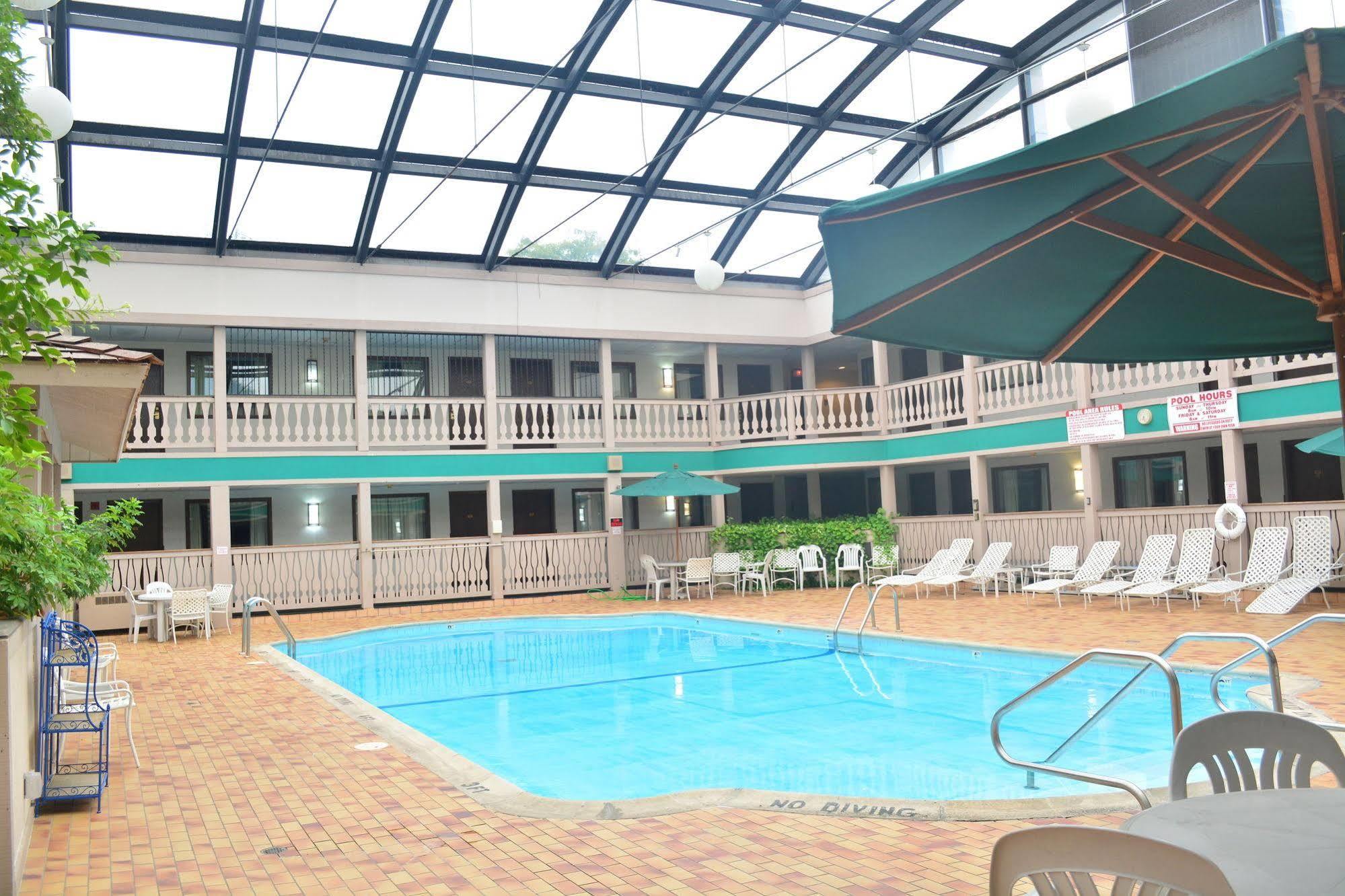 Elk Grove Hotel قرية إلك غروف المظهر الخارجي الصورة