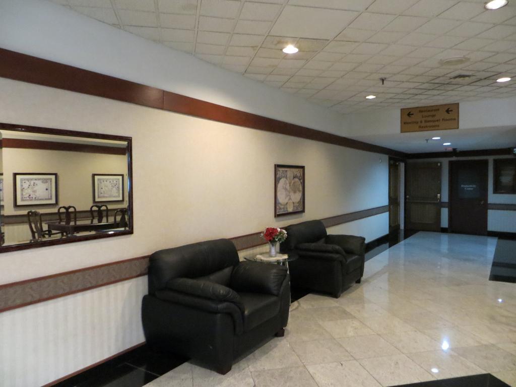 Elk Grove Hotel قرية إلك غروف المظهر الخارجي الصورة