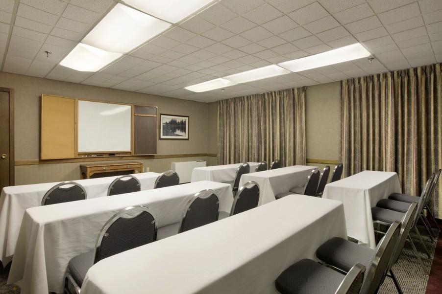 Elk Grove Hotel قرية إلك غروف الاعمال الصورة